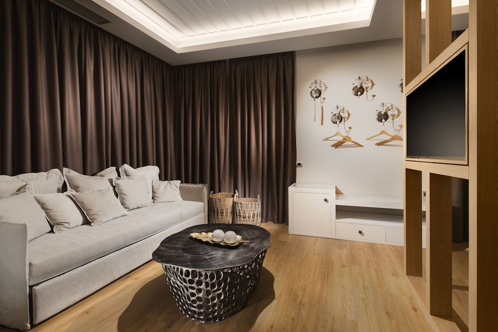 Suite - Photo 11