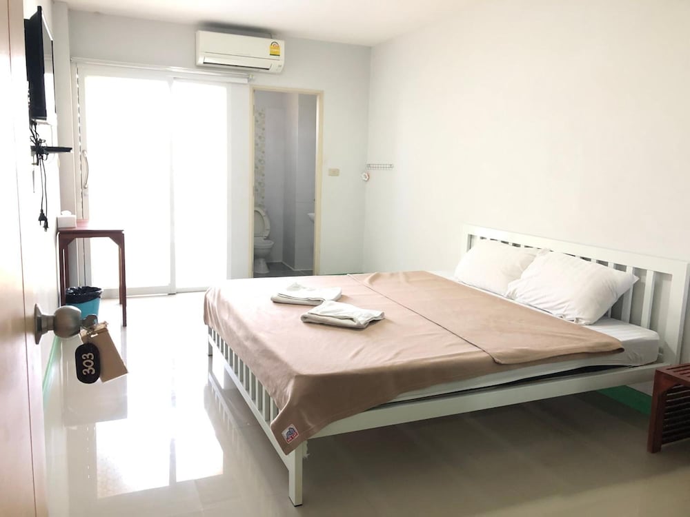Basic Room, 1 King Bed, Non Smoking, Private Bathroom photo 2