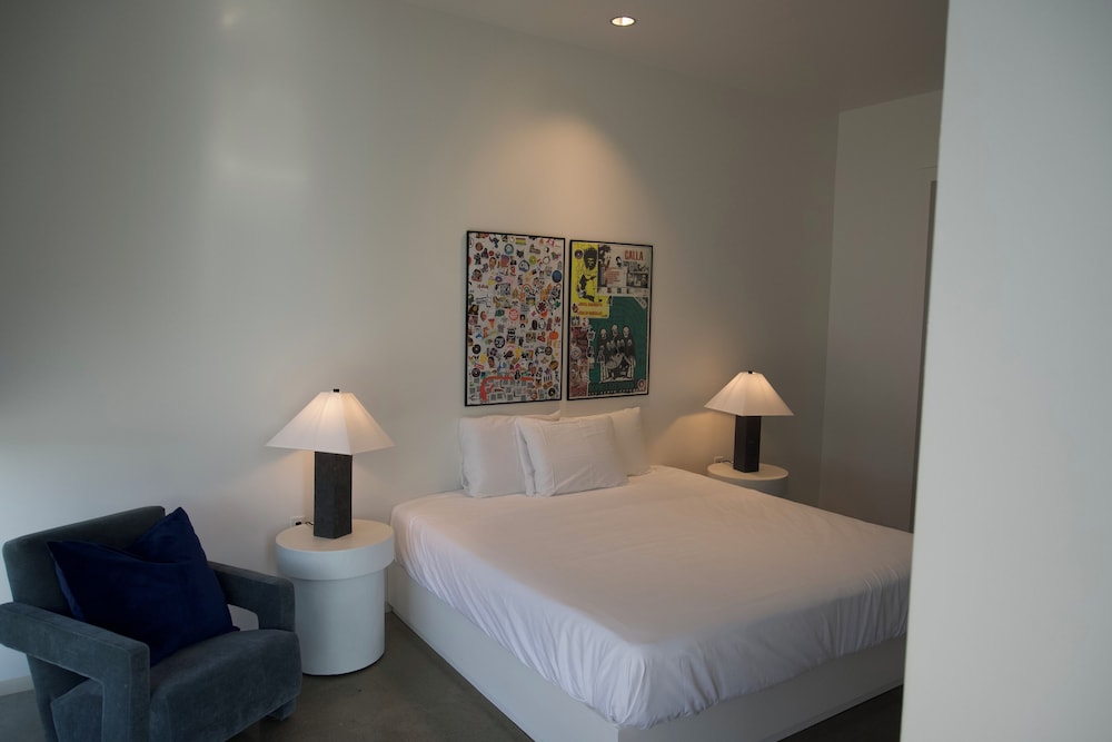 Standard Room, 1 King Bed, Roll-in Shower