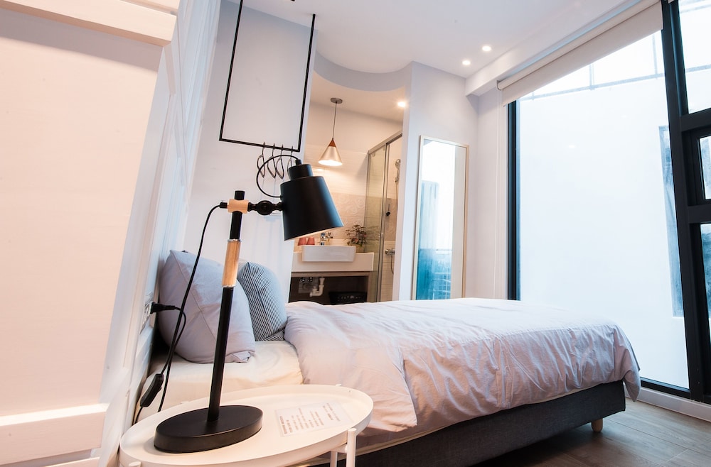 Design Suite, 1 Double Bed, Refrigerator photo 1