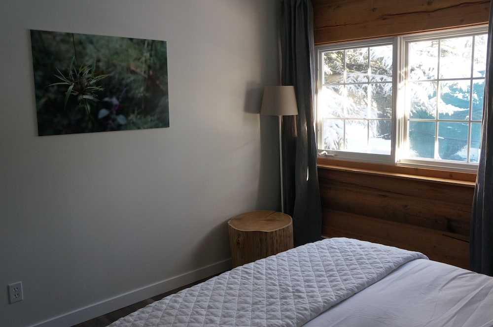 Standard Room, 1 Queen Bed photo 2