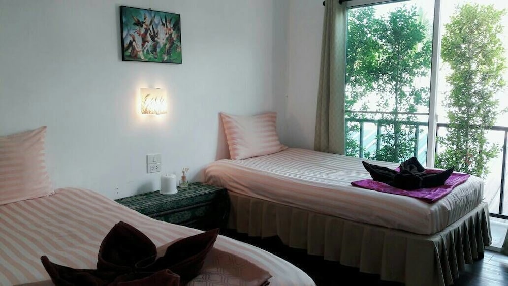 Standard Zweibettzimmer mit Ventilator, Fenster und Gemeinschaftsbad