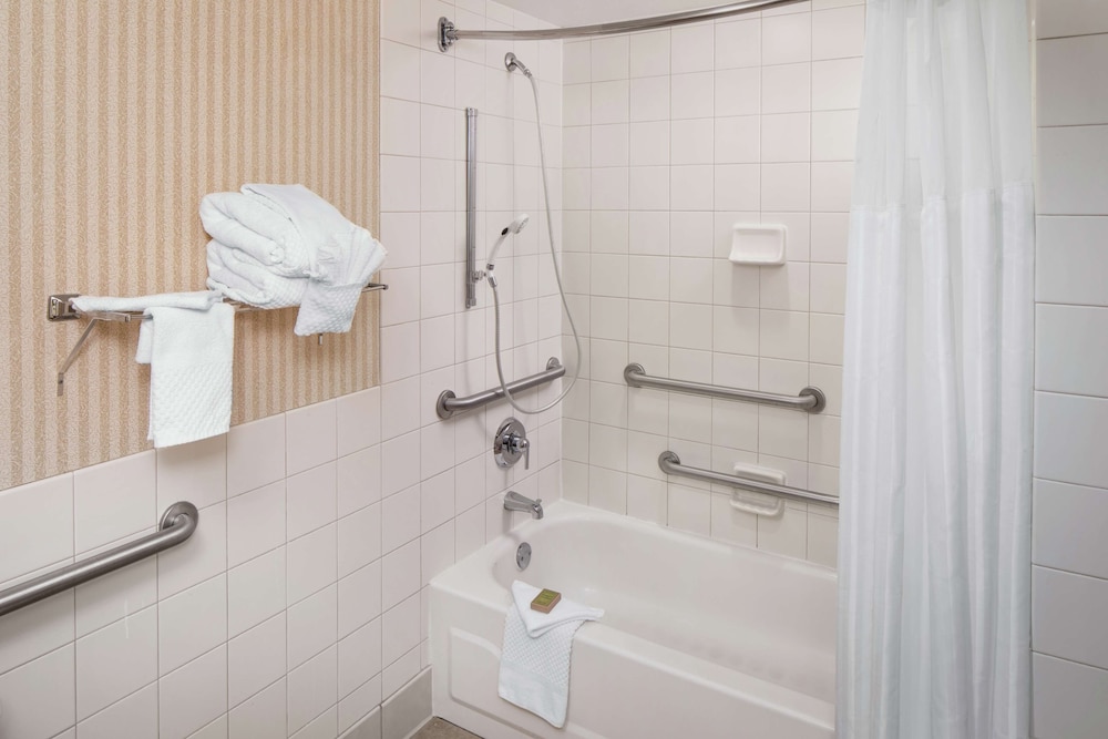 Room, 1 King Bed, Accessible, Bathtub (Mob/Hear, Treat Yourself) - Photo 4