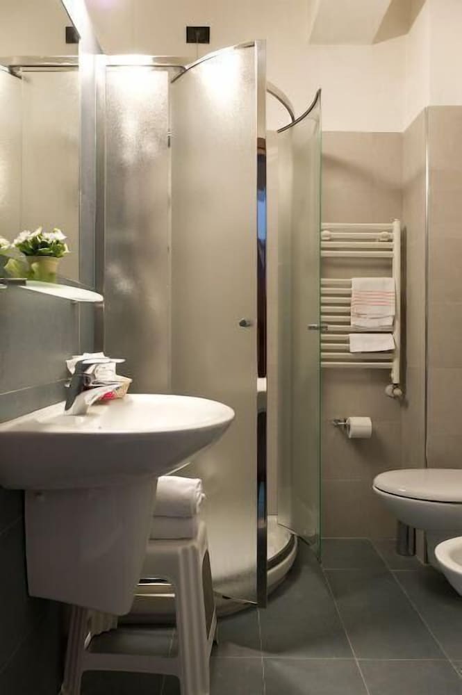 Double Room - Photo 5