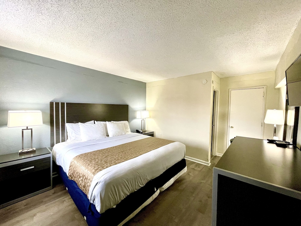 Standard Room, 1 King Bed, Non Smoking - Photo 12
