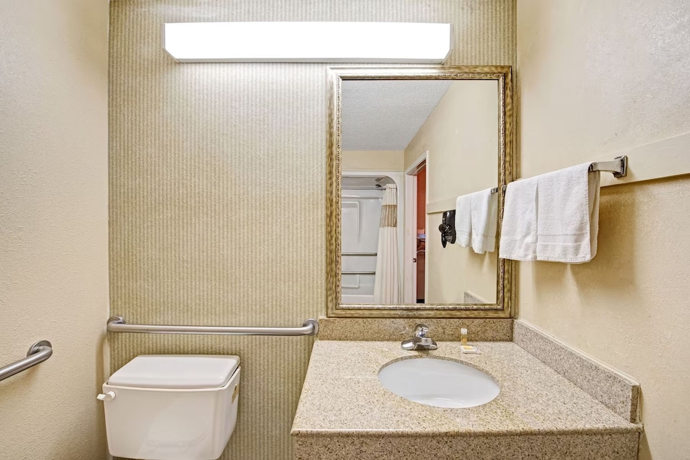 Standard Room, 1 Queen Bed, Accessible - Photo 6