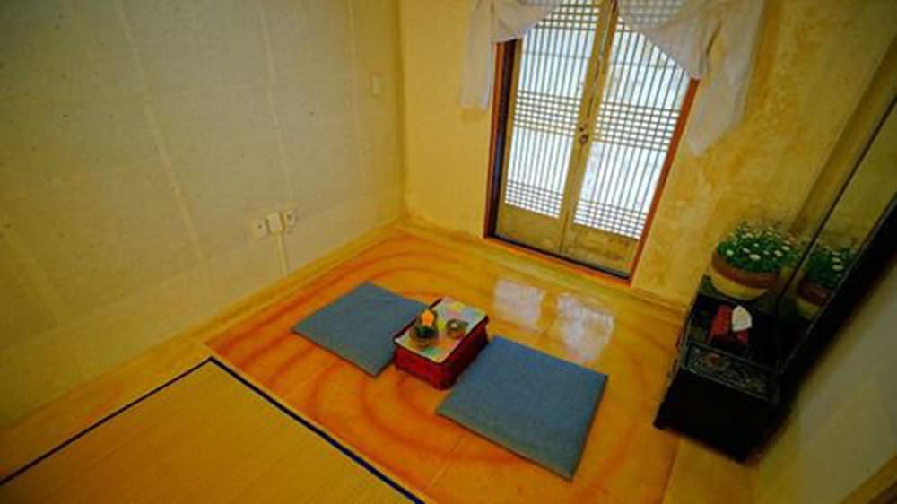 Room (4) photo 1