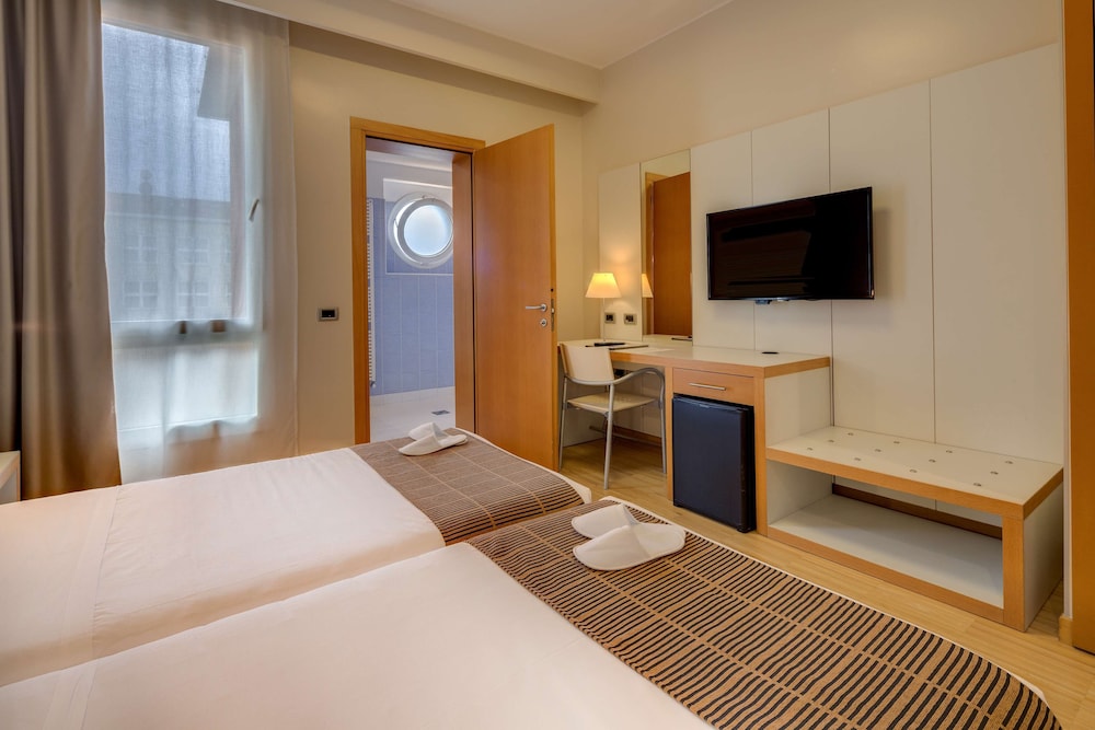 Classic Room, 1 Queen Bed - Photo 8