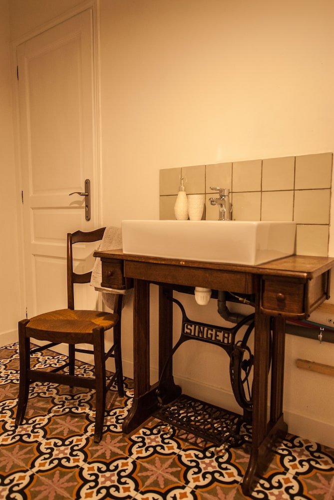 Suite - Photo 13