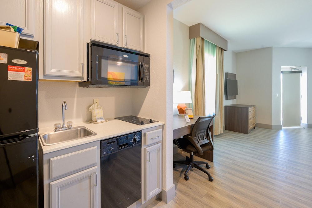 Deluxe Studio Suite, 2 Queen Beds, Non Smoking - Photo 6