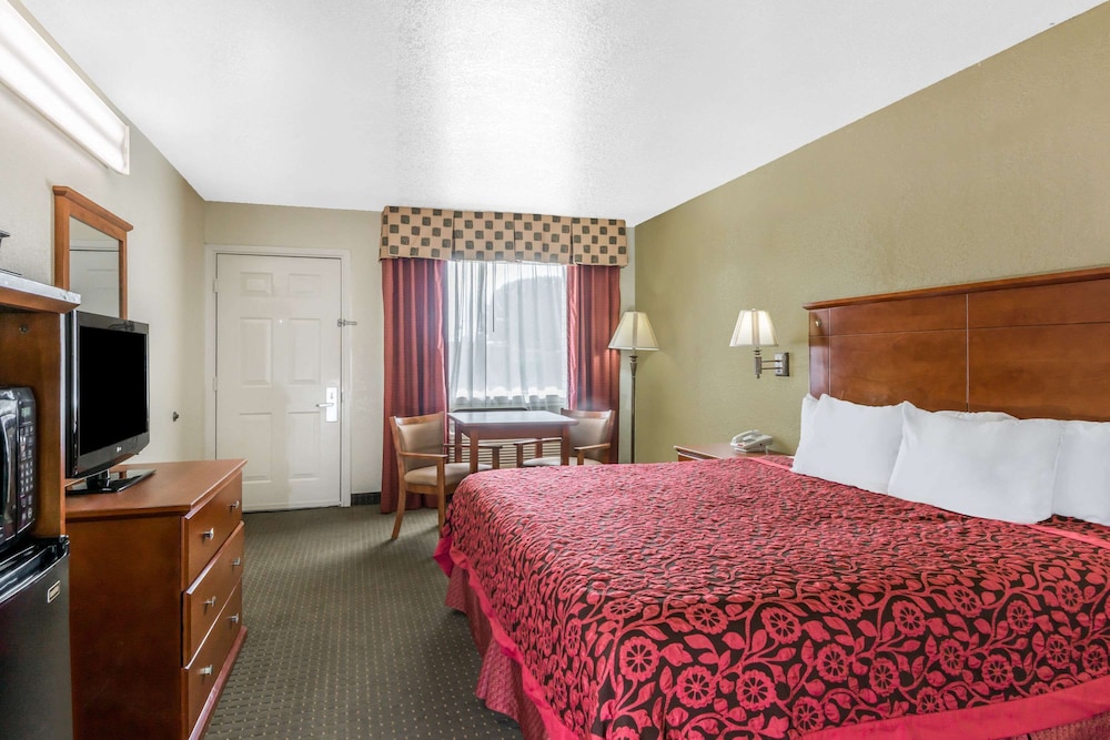 Business Room, 1 King Bed, Smoking - Photo 1