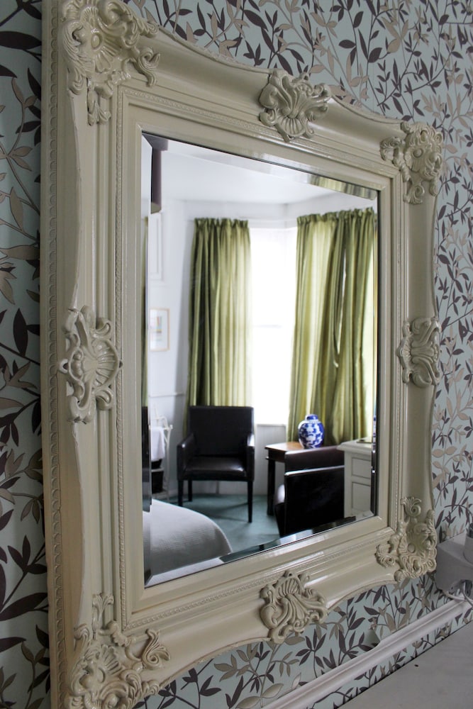 Deluxe Triple with King Bed photo 2