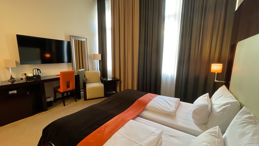 Deluxe Twin Room, 1 Queen Bed photo 1