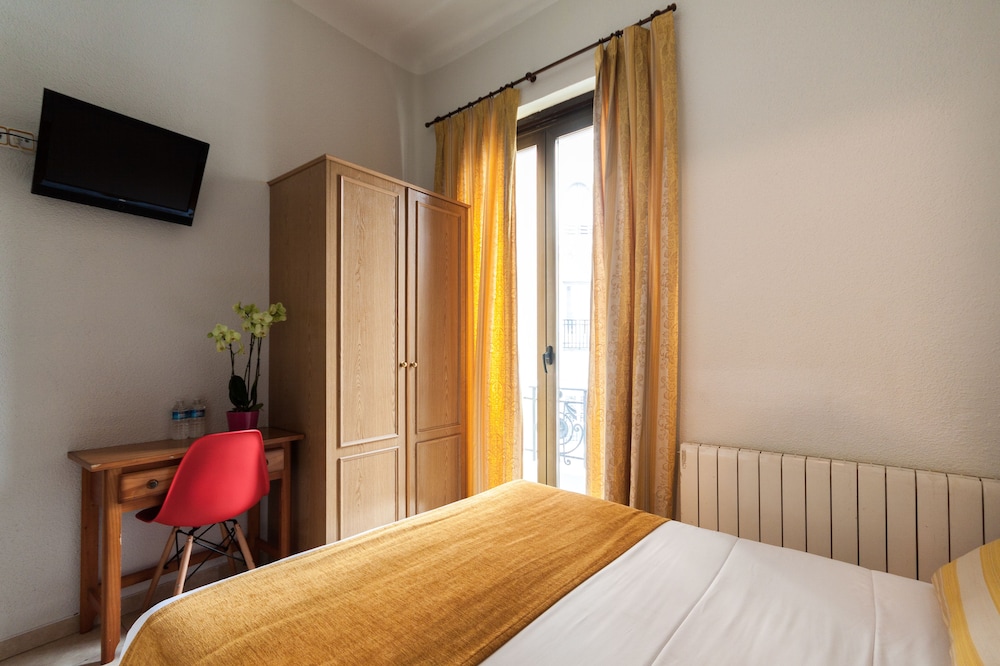 Basic Double Room, Private Bathroom (dbm) - Photo 3