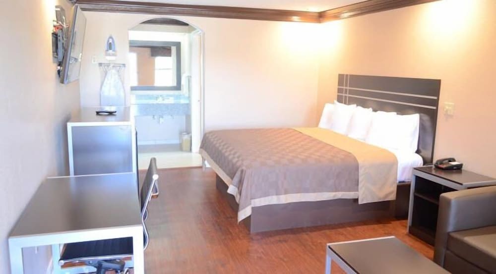 Room, 1 King Bed, Smoking photo 2
