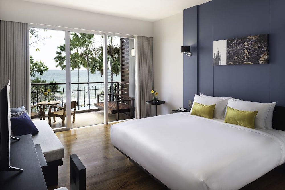 Deluxe Room, 1 King Bed, Sea View
