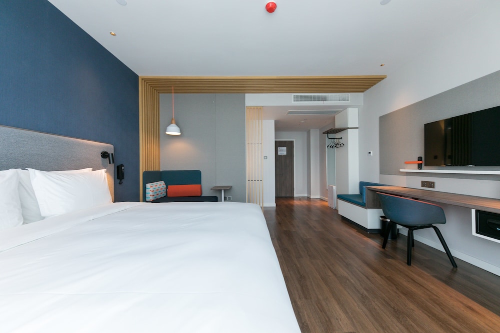 Standard Room, 1 King Bed (Extra Floor Space)