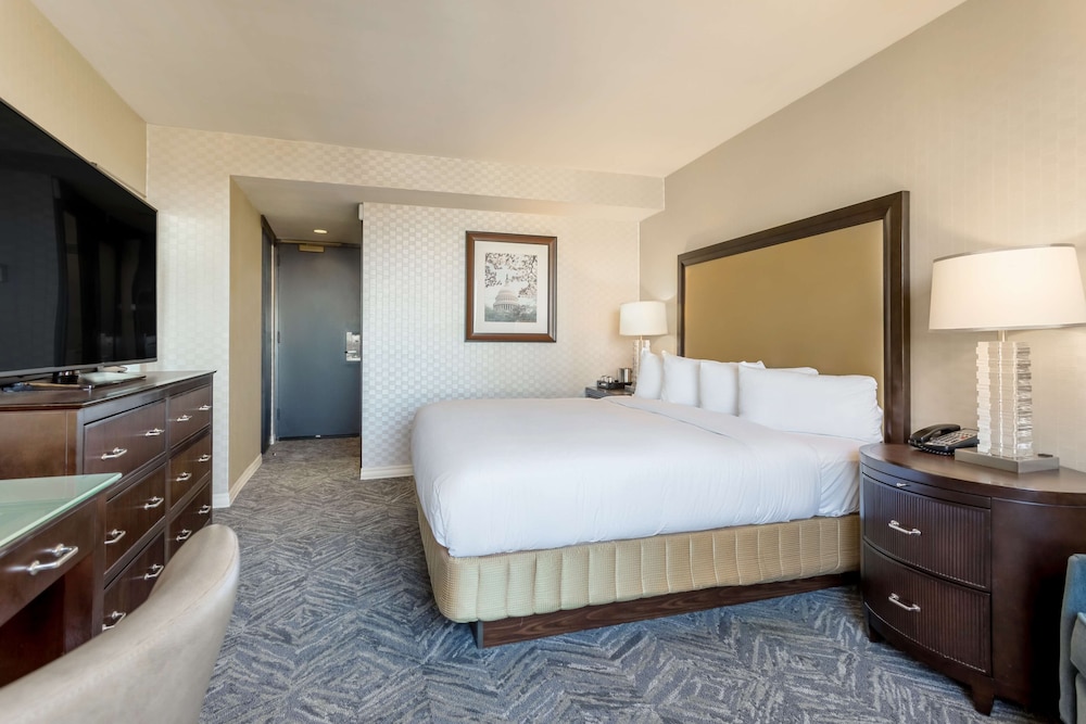 Deluxe Room, 1 King Bed photo 2