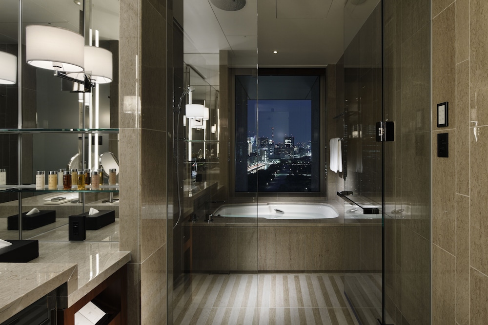 Club Grand Deluxe King Room with Balcony - Photo 4