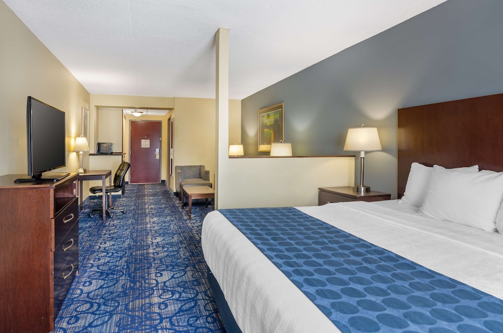Suite, 1 King Bed, Non Smoking, Refrigerator & Microwave (Oversized Room) - Photo 3