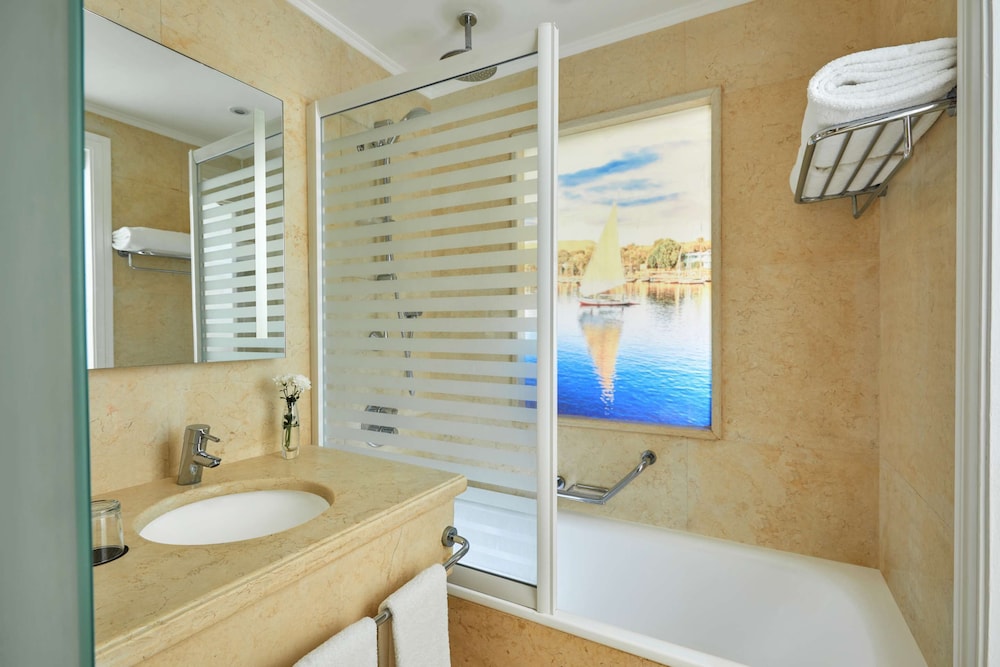 Classic Room, 1 King Bed, City View - Photo 2