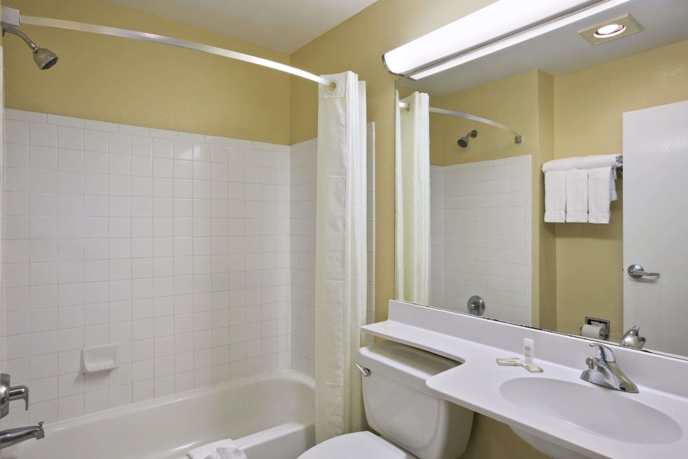 Studio Suite, 1 Queen Bed, Non Smoking - Photo 2