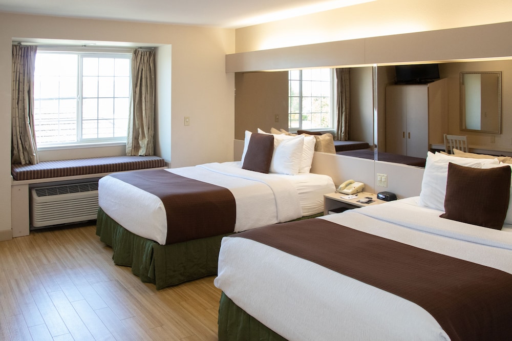 Standard Room, 2 Queen Beds - Photo 2