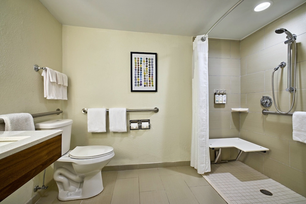 Standard Room, 2 Double Beds, Accessible (Communications, Roll-In Shower) photo 1
