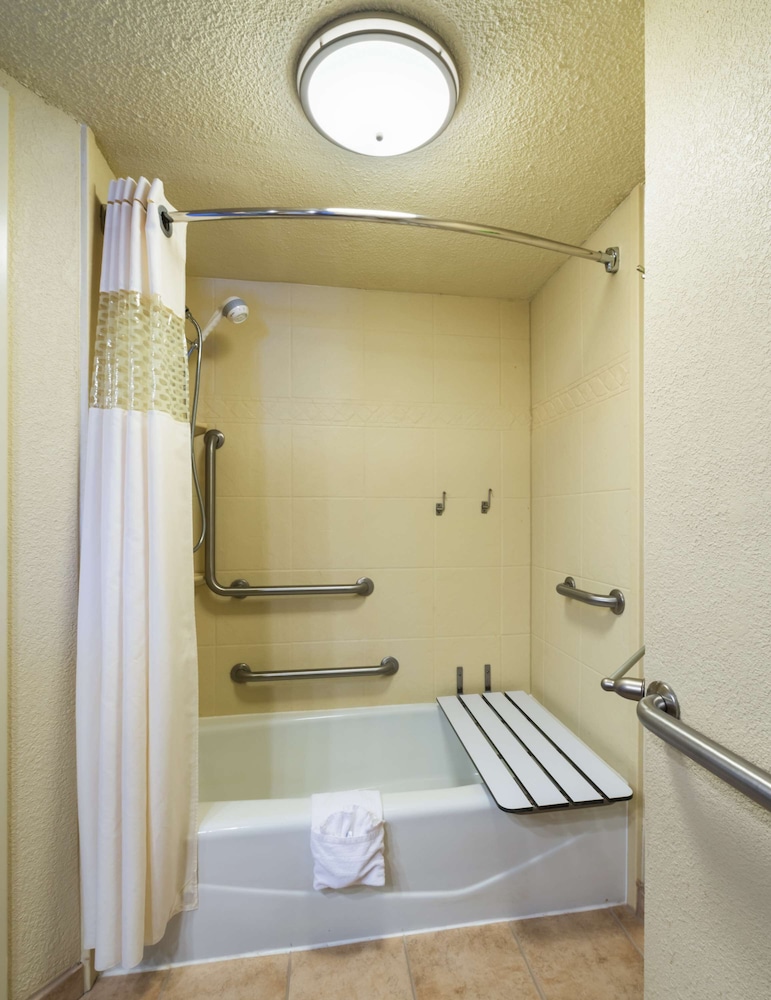 Room, 1 Double Bed, Accessible, Non Smoking (Bathtub, Mobility) - Photo 3