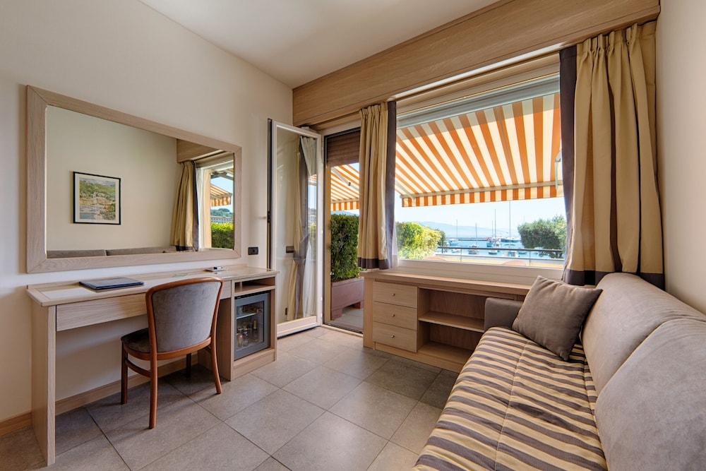 Family Room, Terrace, Sea View - Photo 2