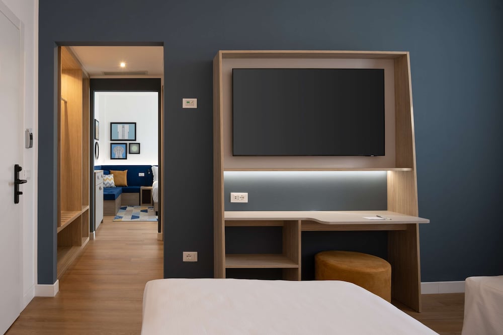Room, 1 King Bed, Corner photo 3