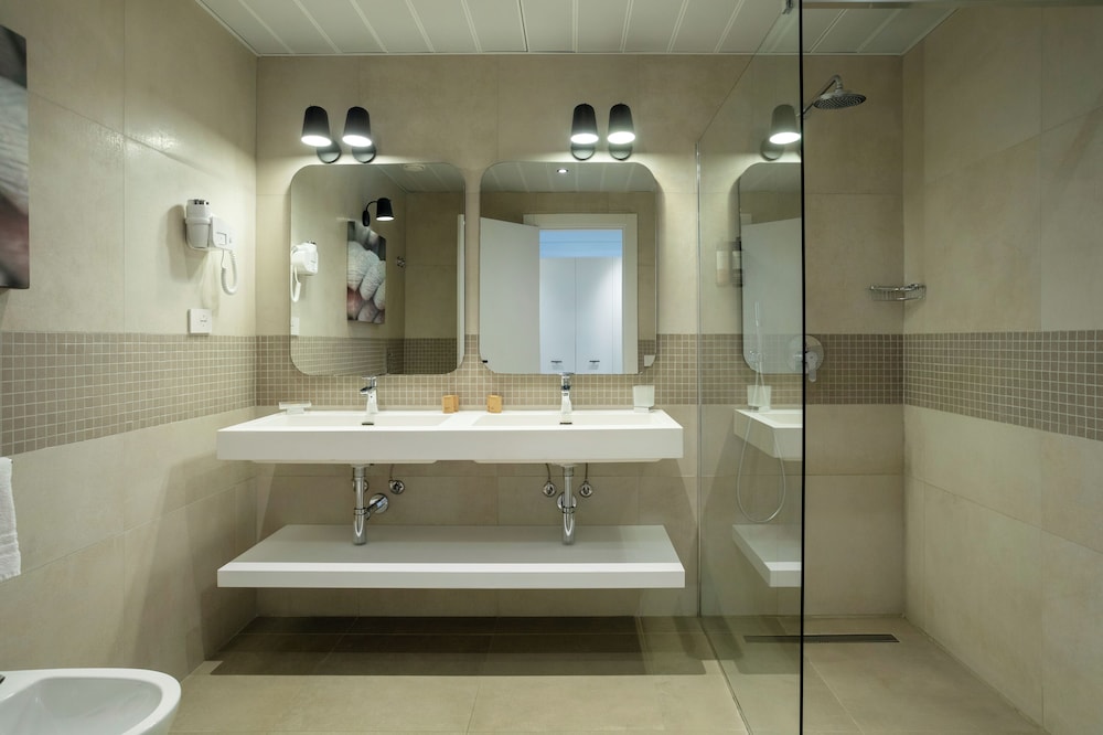Junior Suite (includes 1 free Spa access per person per stay) - Photo 5