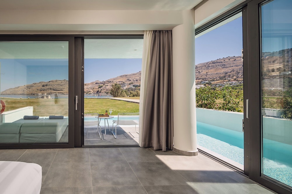 Deluxe Junior Suite Private Pool, Beach view