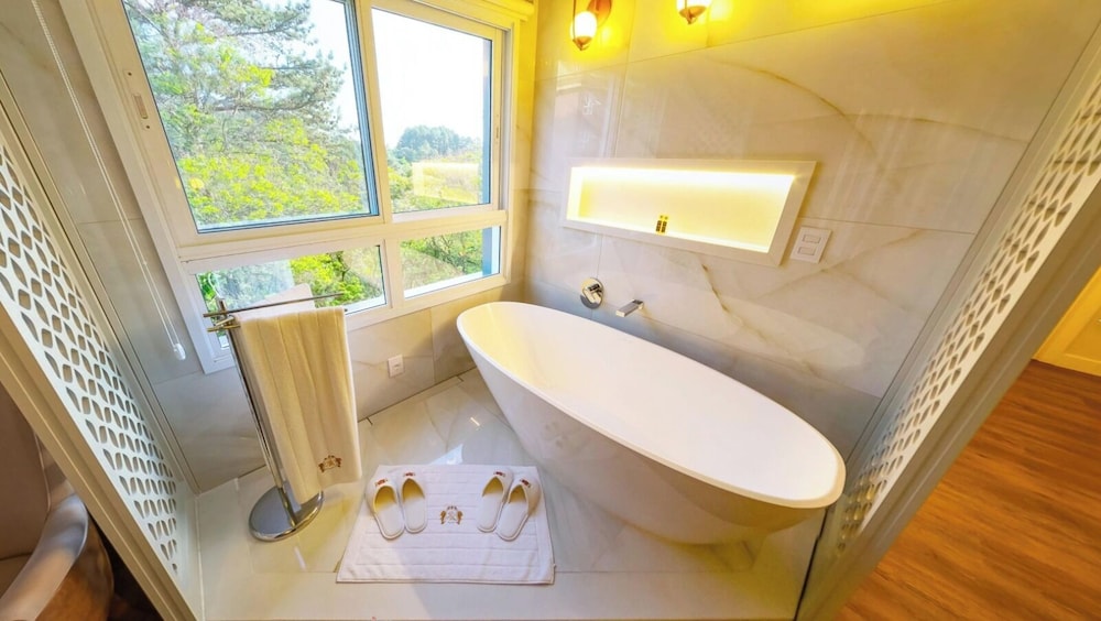 Master Suite Overlooking the Valley