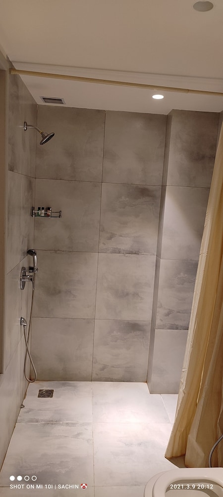 Premium Twin Room - Photo 2