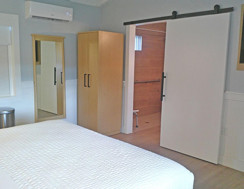 Standard Room, 1 King Bed, Accessible (No Pets -  Linens Included) photo 2