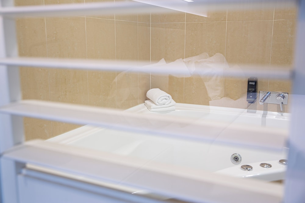 Superior Room, 1 King Bed (Spa) - Photo 6
