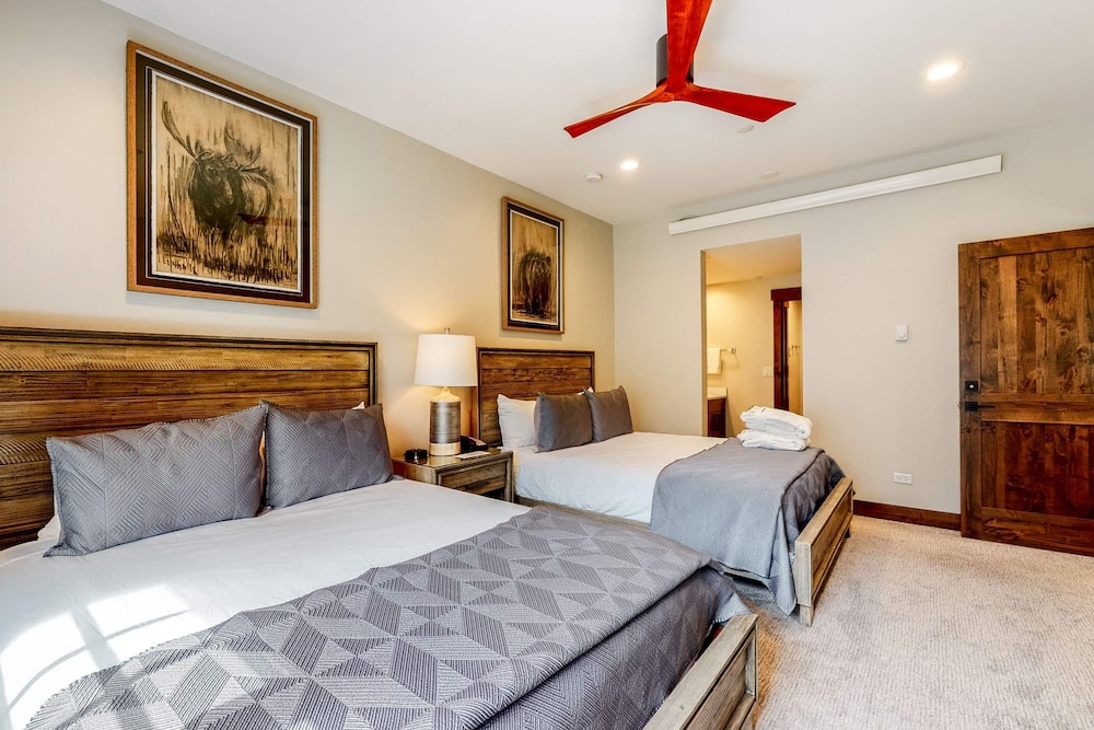 Standard 2 Bedroom 3 Bed Condo