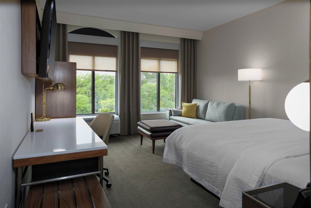 Room, 1 King Bed with Sofa bed, City View (Hearing Accessible) - Photo 1