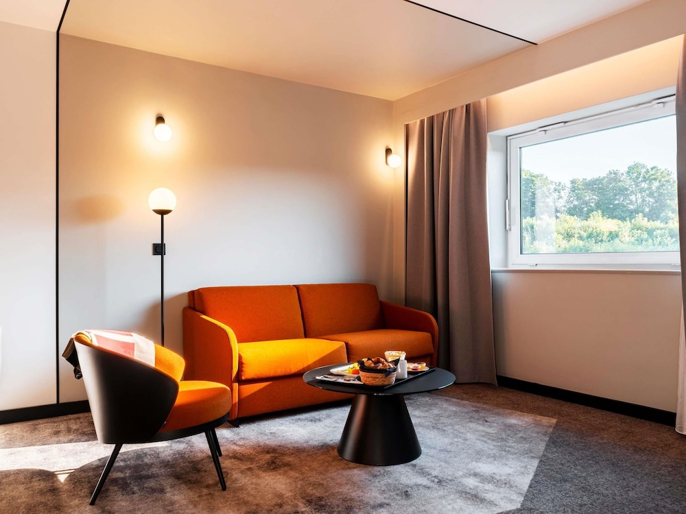 Suite, 1 Queen Bed with Sofa bed - Photo 4