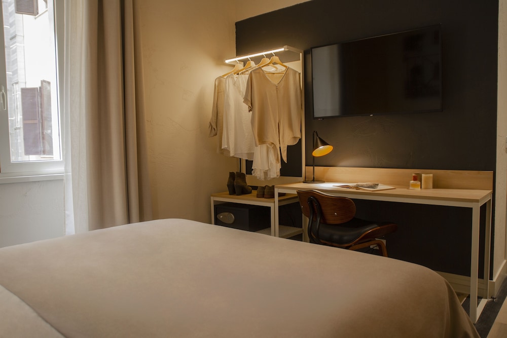 Economy Room thumbnail 5