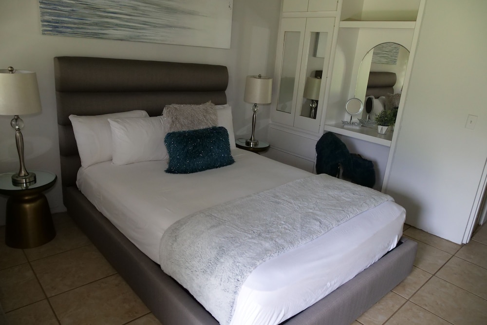 Deluxe Room, 1 Queen Bed with Sofa bed photo 1