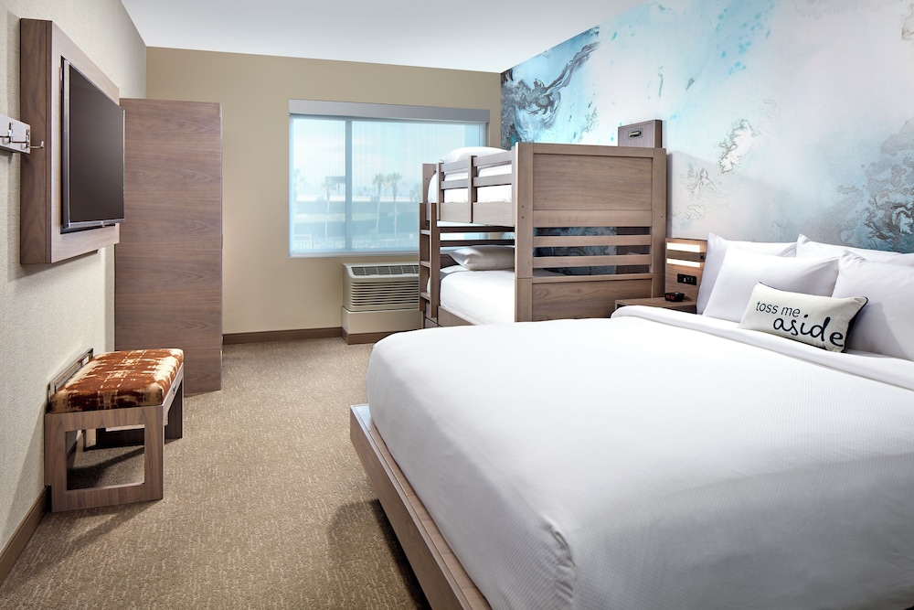 Premium 1-Bedroom Accessible Suite. King Bed, 3 Bunk Beds, Sofa Bed, Accessible Bathtub photo 1