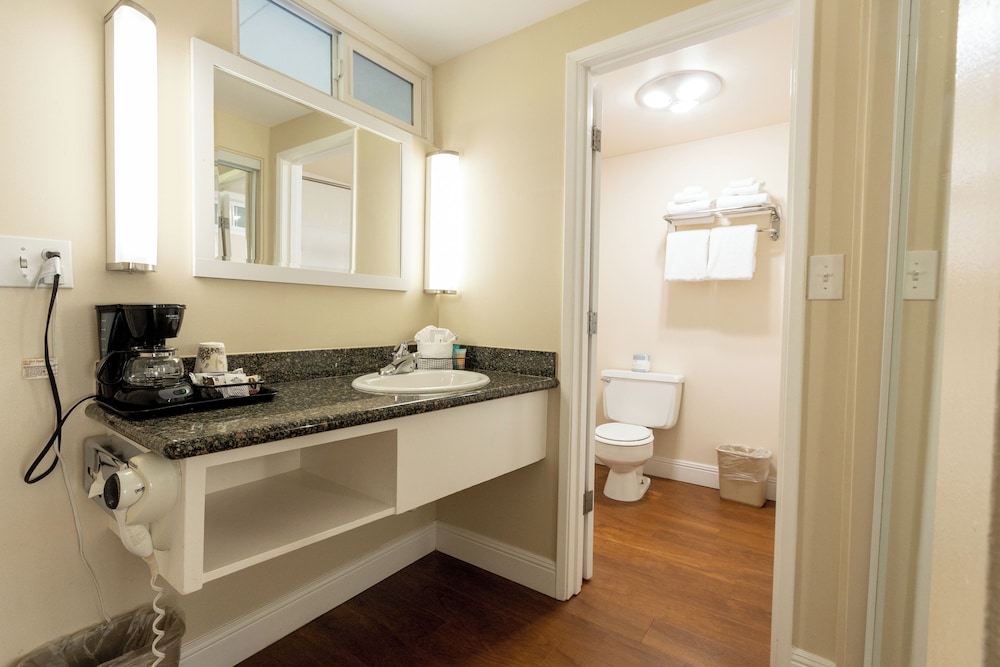 Standard Room, 1 King Bed, Ground Floor - Photo 8