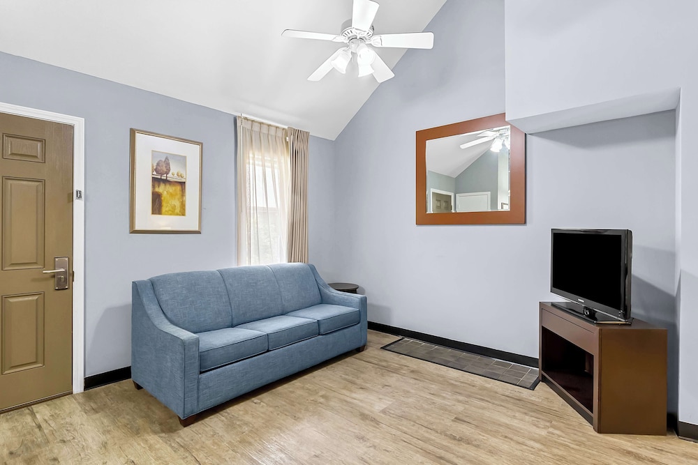 Suite, Multiple Beds, Non Smoking (with Sofabed, Full Kitchen) - Photo 2