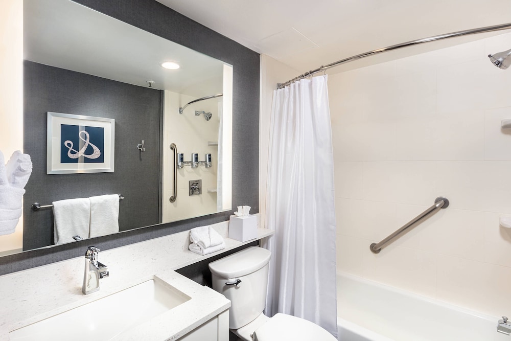 Deluxe Room, 2 Queen Beds (Mobility/Hearing Accessible, Tub) thumbnail 6