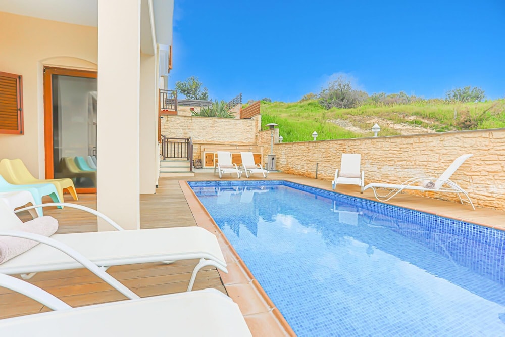 Villa, Smoking photo 1