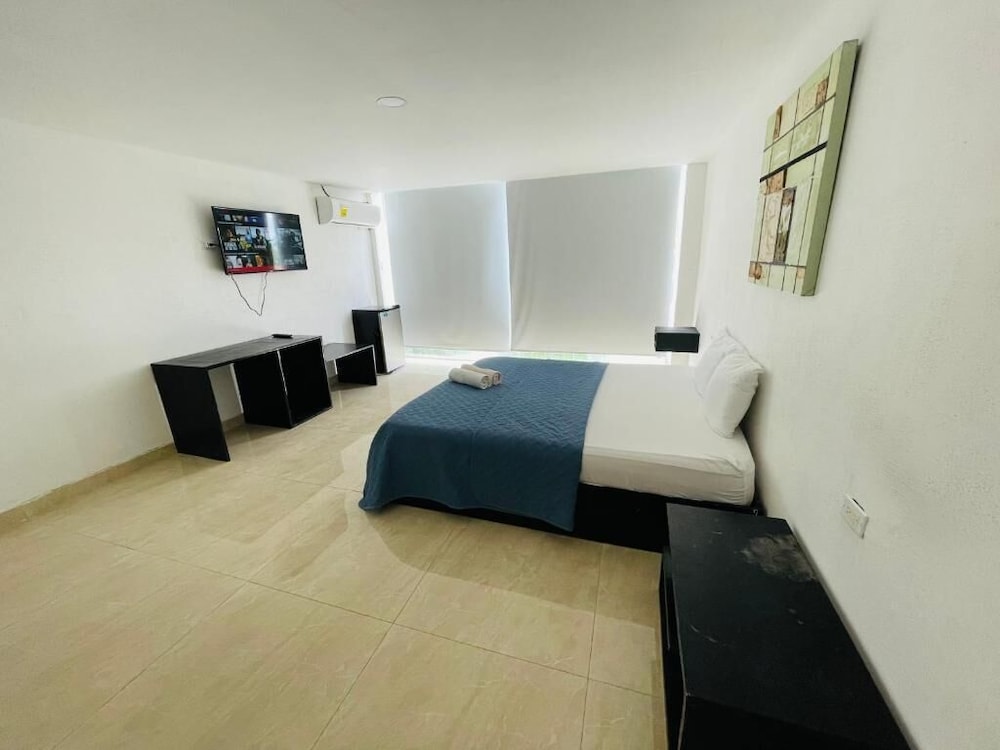 Basic Double Room, 1 Queen Bed, Non Smoking, Courtyard View photo 2