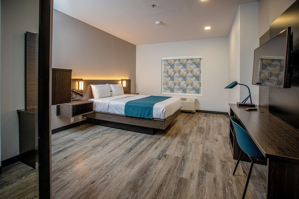 Deluxe Room, 1 Queen Bed, Non Smoking, Refrigerator photo 1