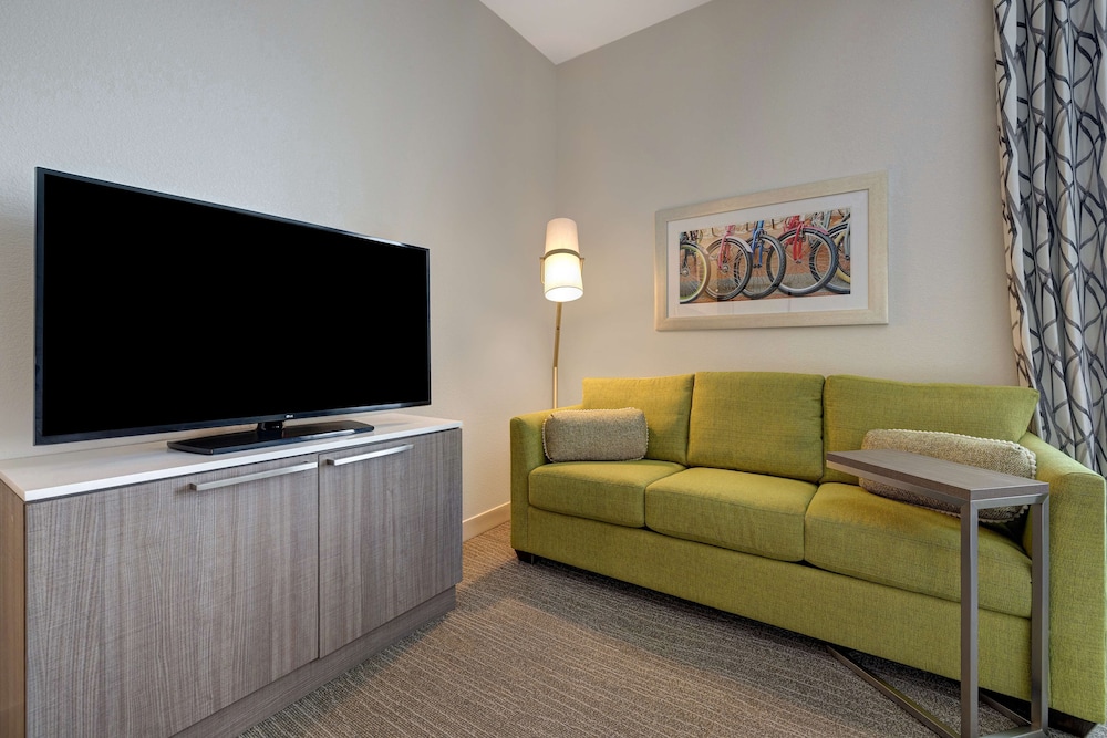 Deluxe Room, 1 King Bed, Accessible - Photo 4